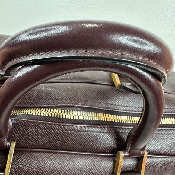 LV38 LOUIS VUITTON Taiga travel bag with strap - Picture 9 of 14
